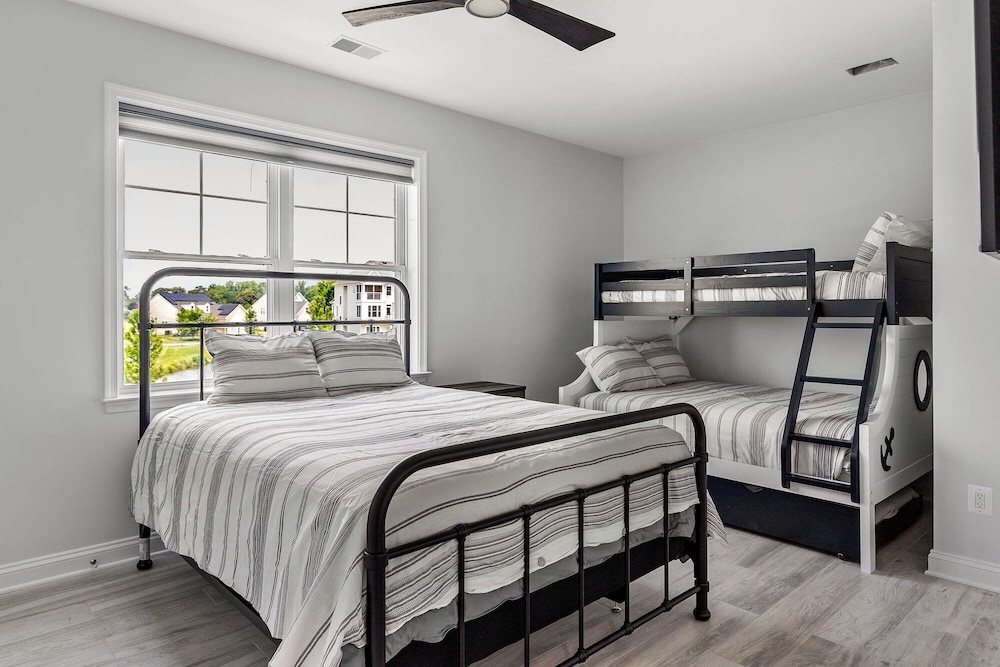 Condo, Multiple Beds, Balcony (Grande at Canal Pointe) photo 1