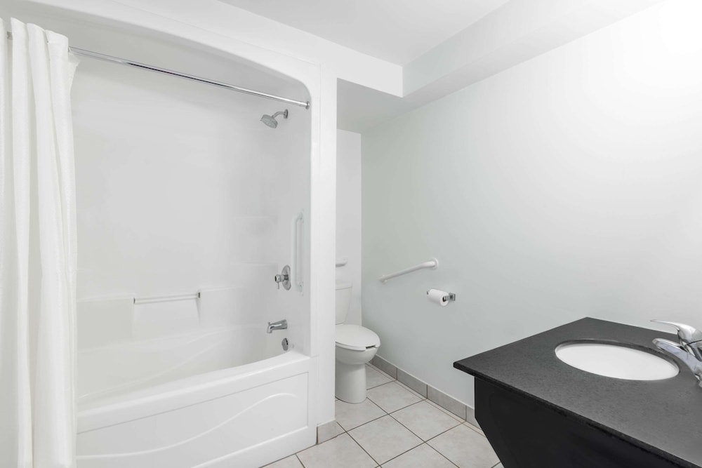 Room, 2 Queen Beds - Photo 4