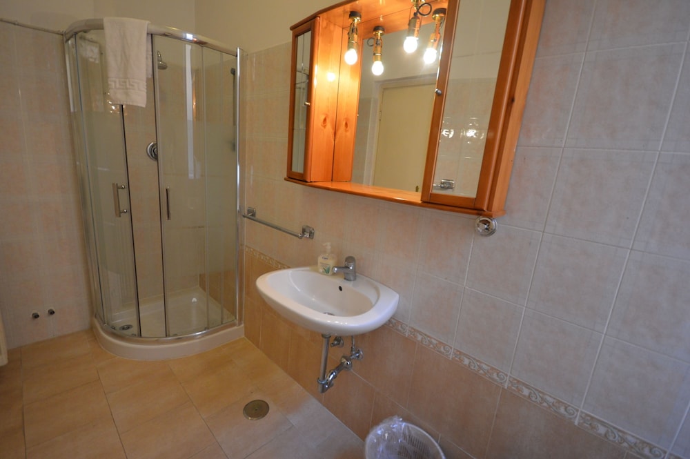 Classic Double Room, Private Bathroom thumbnail 6