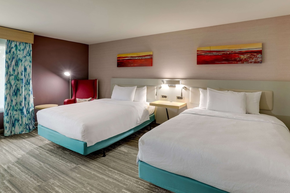 Room, 2 Queen Beds, Hearing Accessible - Photo 2