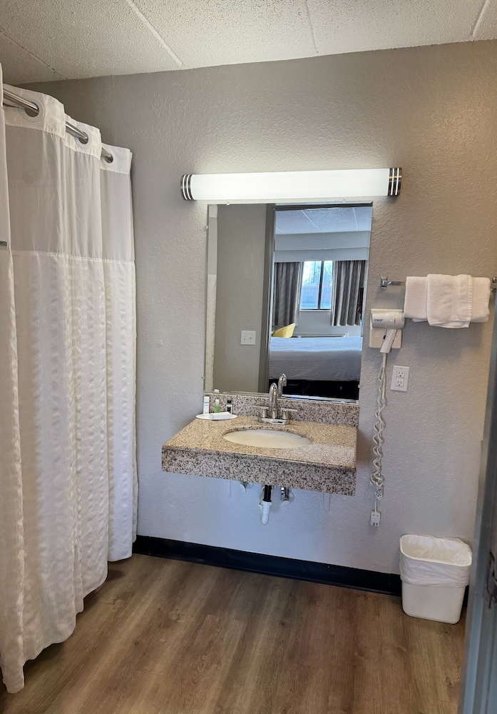 Standard Room, 1 King Bed, Accessible - Photo 3
