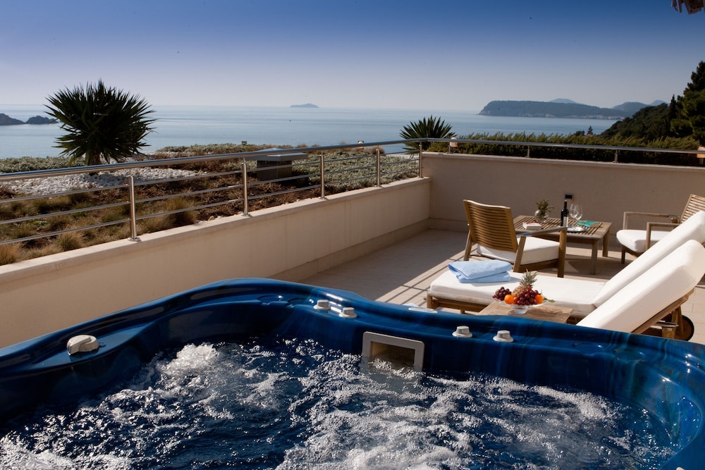 Deluxe Suite, 1 Bedroom, Balcony, Sea View - Photo 1