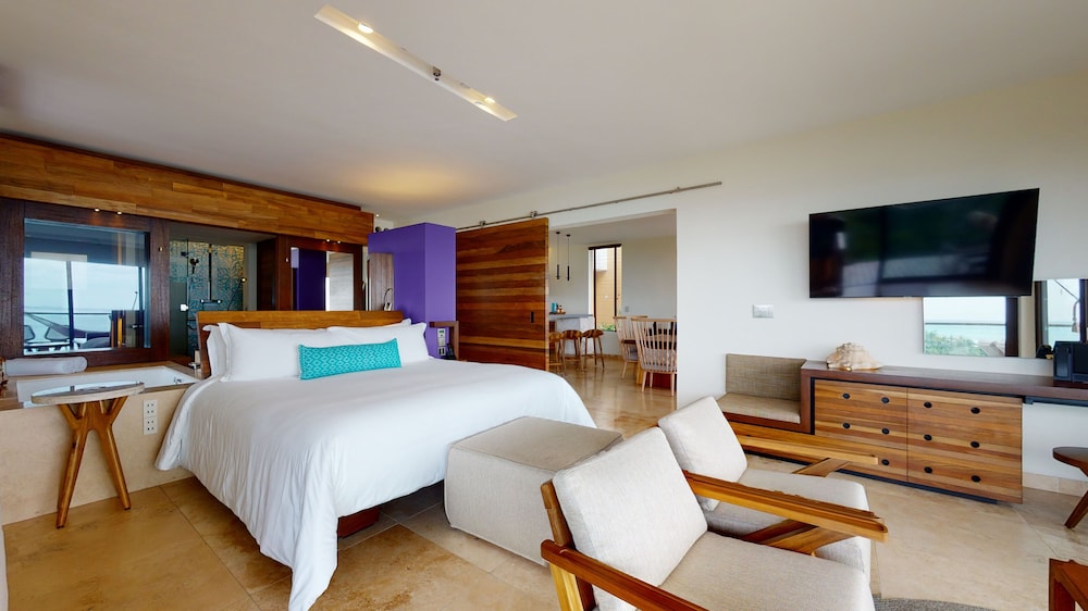 Junior Suite Oceanfront Adults