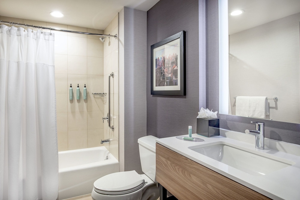 Room, 2 Queen Beds (Mobility/Hearing Access, Roll-In Shwr)