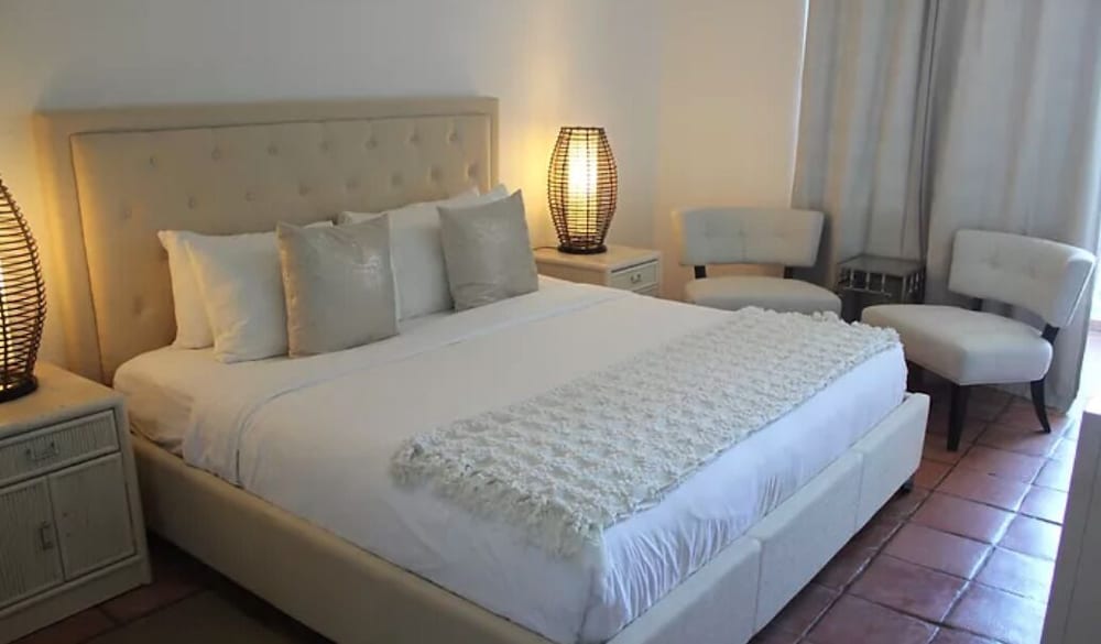 Honeymoon Studio Suite, 1 King Bed, Balcony, Ocean View
