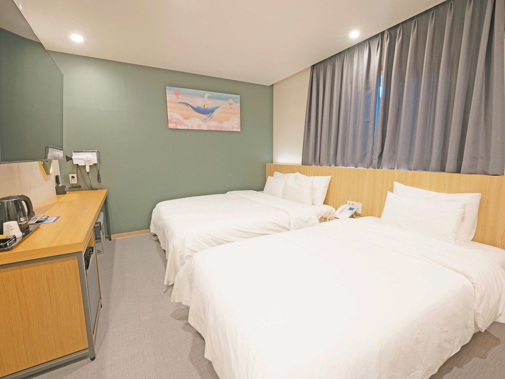Business Twin Room - Photo 1