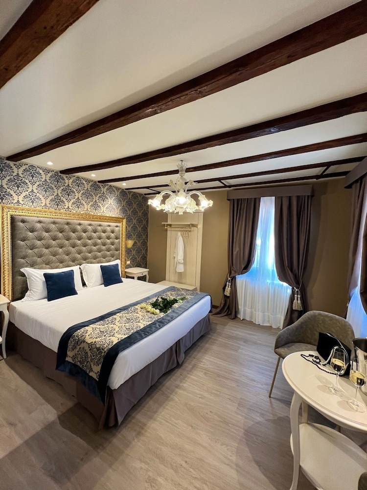 Deluxe Room, Canal View photo 1