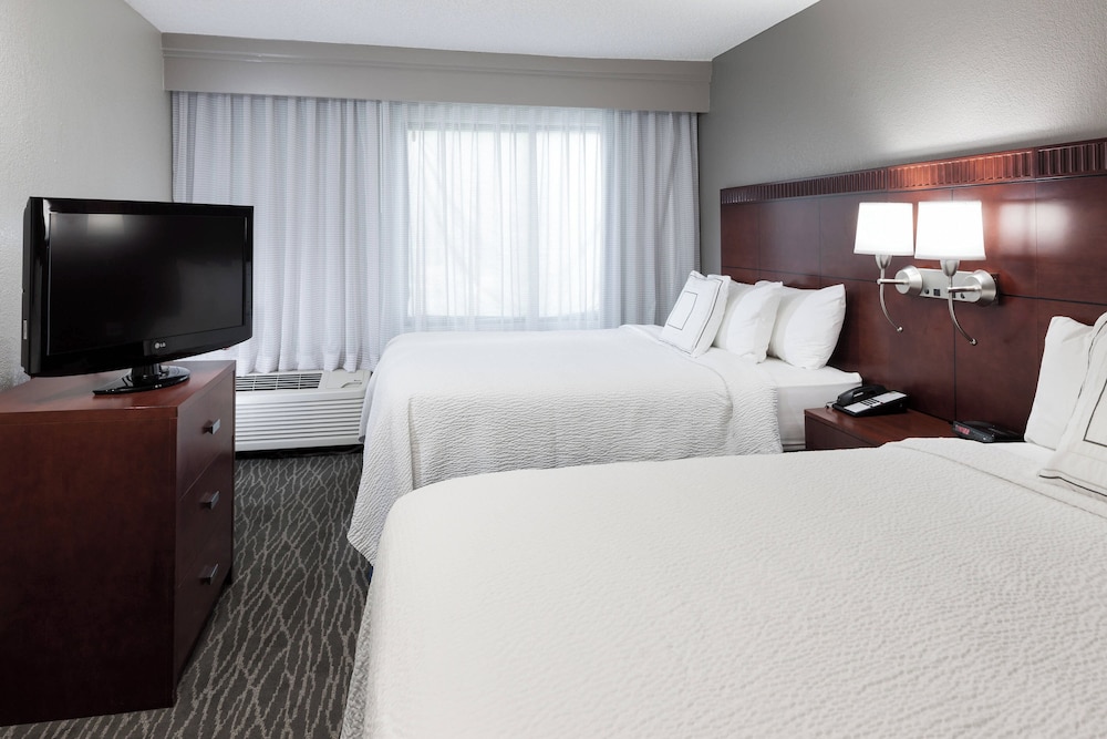 Room, 2 Queen Beds, Bathtub (Mobility/Hearing Accessible, Tub) - Photo 4