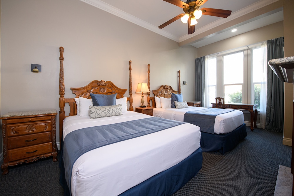 Room, 2 Queen Beds, Fireplace, City View photo 1