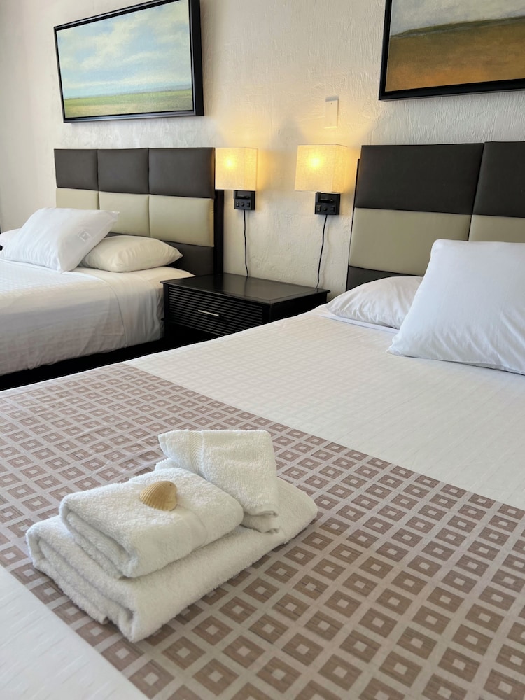 Deluxe Room, 2 Queen Beds, Kitchenette - Photo 1