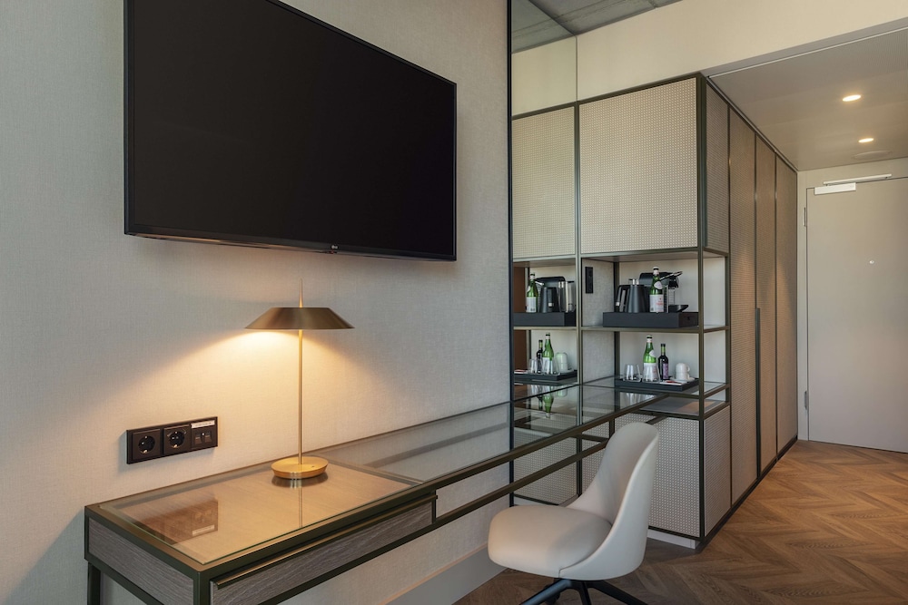 Junior Suite (Skyline View (Extra Bed 2 Ad + 1 Ch)) thumbnail 6