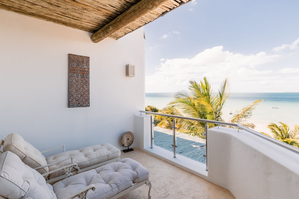 Standard Suite, 1 King Bed, Balcony, Ocean View photo 2