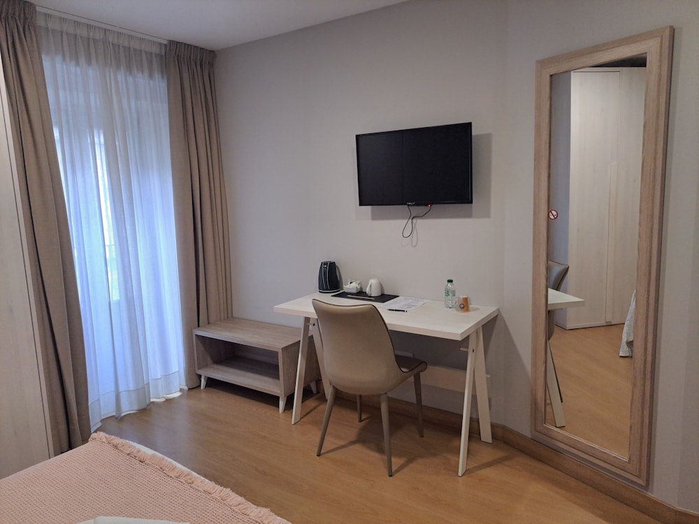 Standard Double Room, Private Bathroom - Photo 11