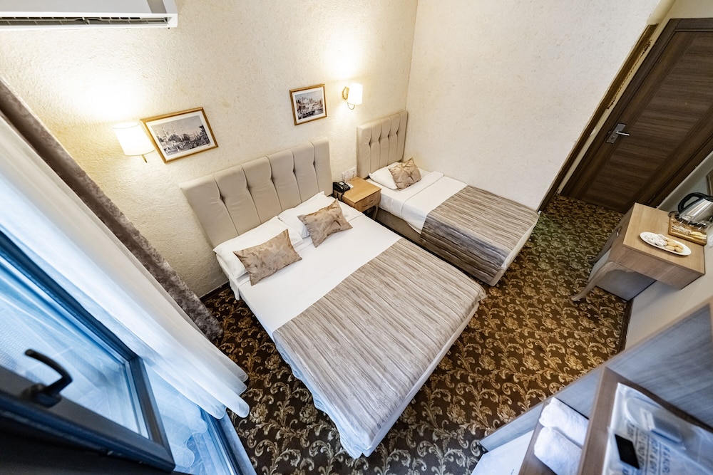 Standard Room with City View and French Balcony (Twin Bed) - Photo 20