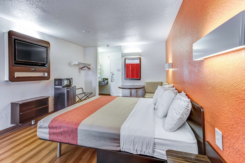 Deluxe Room, 1 King Bed, Non Smoking - Photo 7