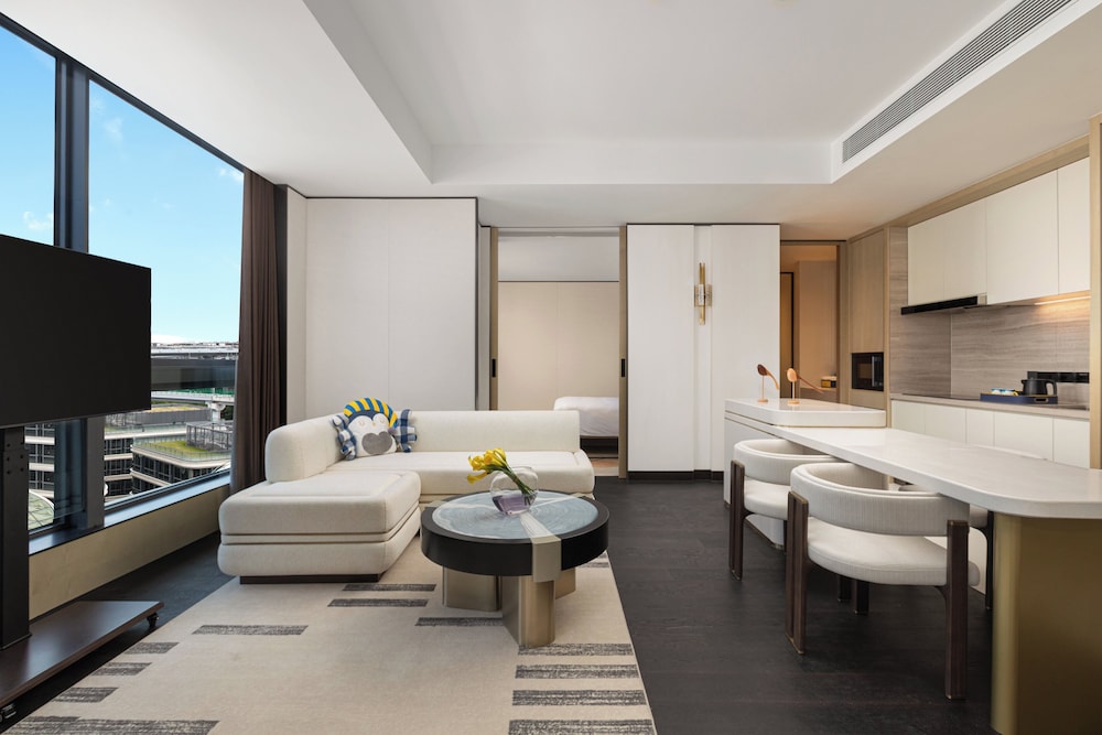 Suite (Charming)
