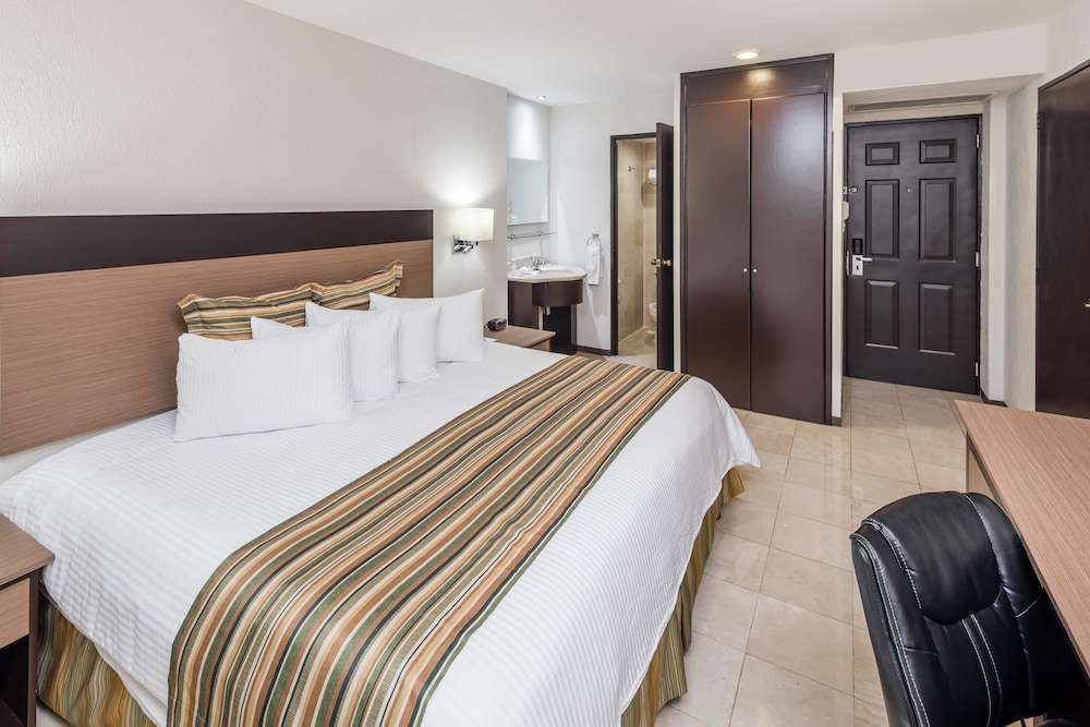 Room, 1 King Bed, Non Smoking - Photo 3