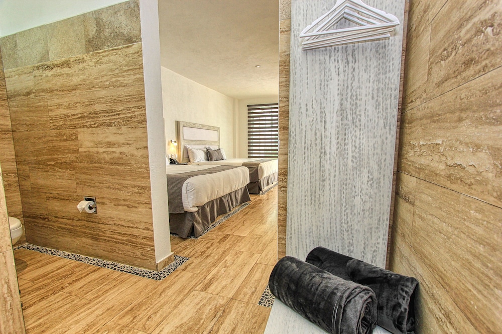 Standard Room, Multiple Beds - Photo 4