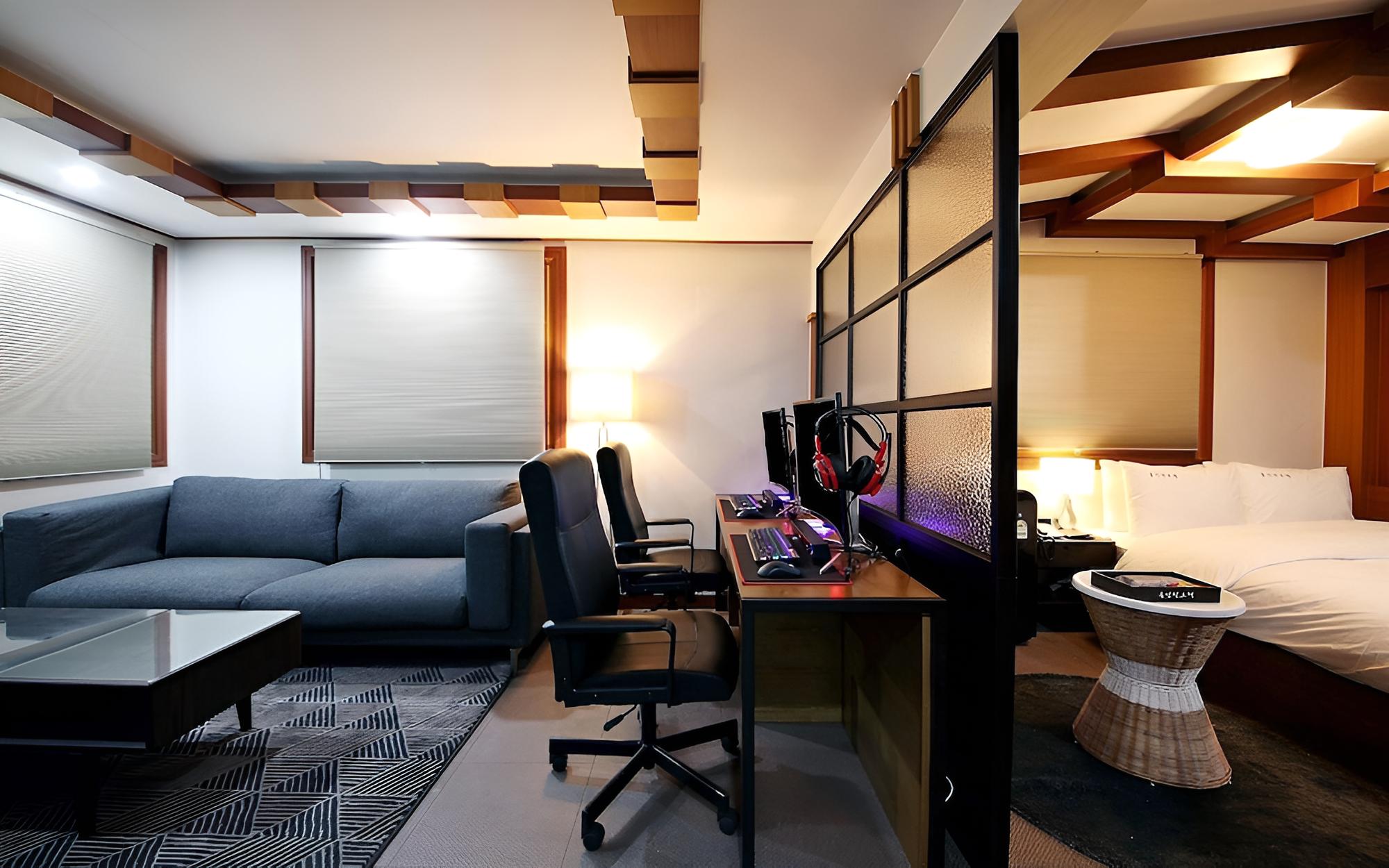Room (VIP (144 hz curved monitor)) - Photo 3