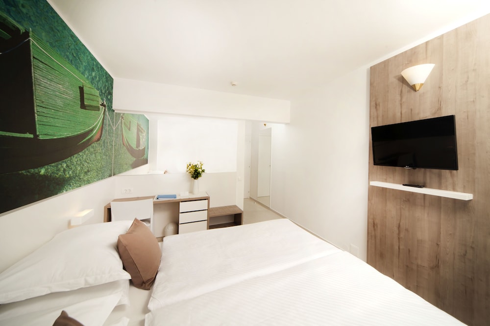 Standard Double Room, Balcony, Annex Building - Photo 3