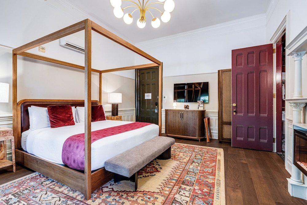Deluxe Room, 1 King Bed (Roll-in Shower) photo 3