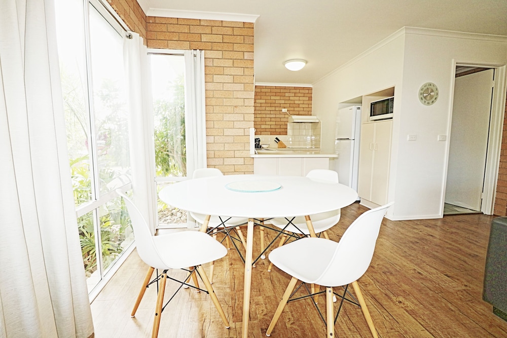 2 Bedroom Unit with Large Fenced Yard photo 3