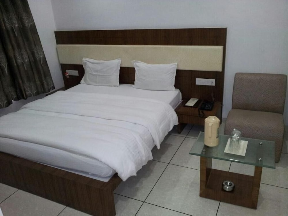 Silver King Bed - Photo 4