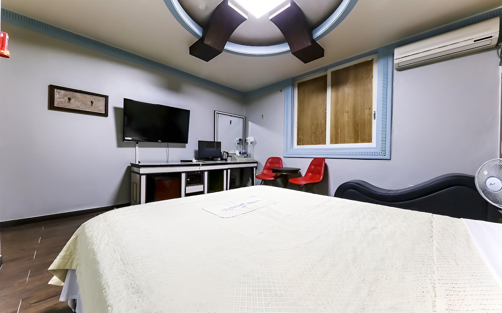 Room (Room(Netflix Available Sofa)) photo 2