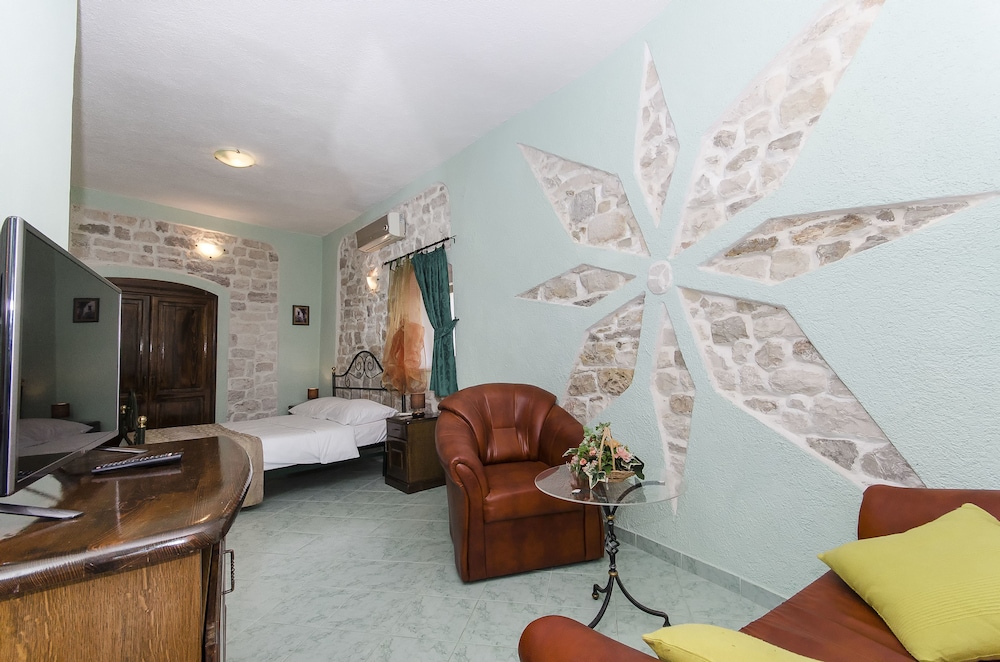 Standard Double Room - Photo 6