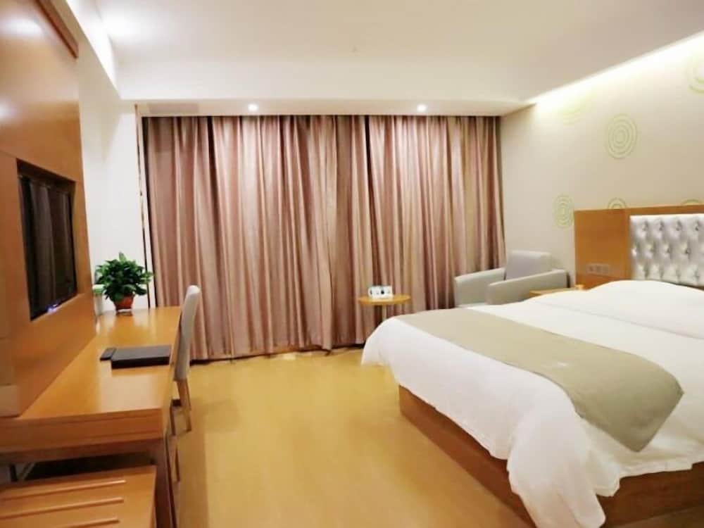 Superior Room, 1 King Bed photo 1