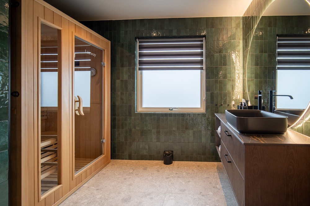 Studio Suite - Photo 11