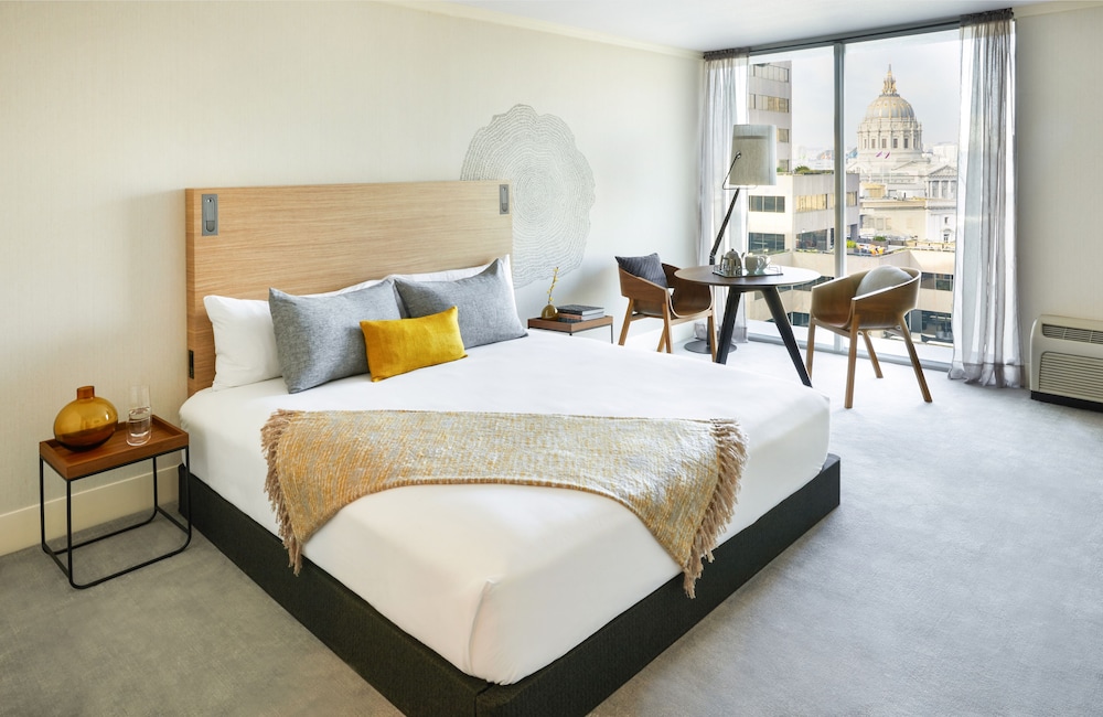 Executive Room, 1 King Bed, Non Smoking (High Floor) - Photo 2