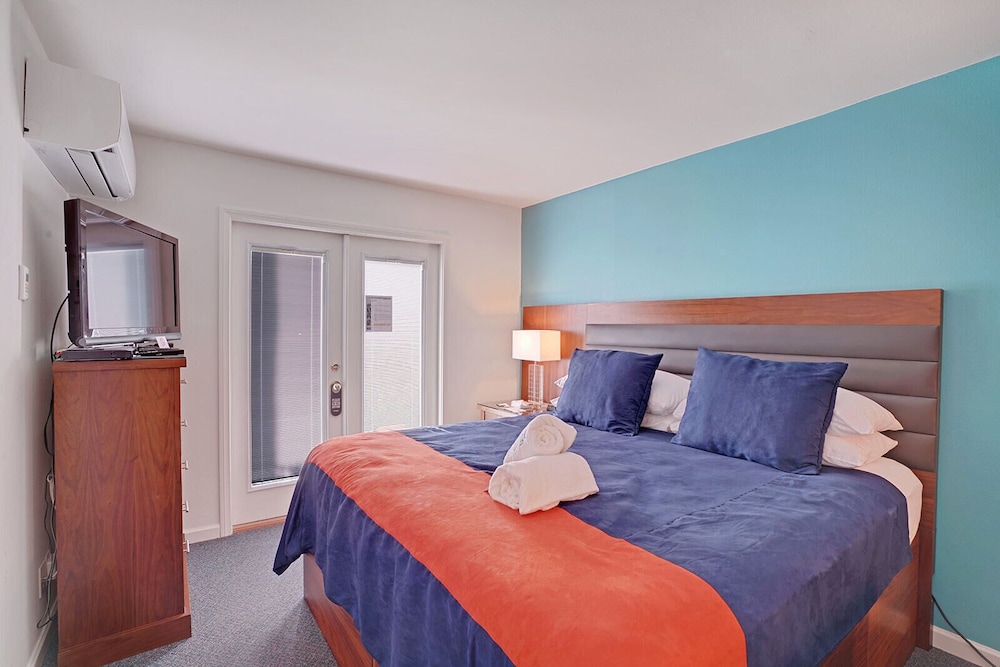 Double Room, Private Bathroom (Random Hotel  Room) - Photo 3