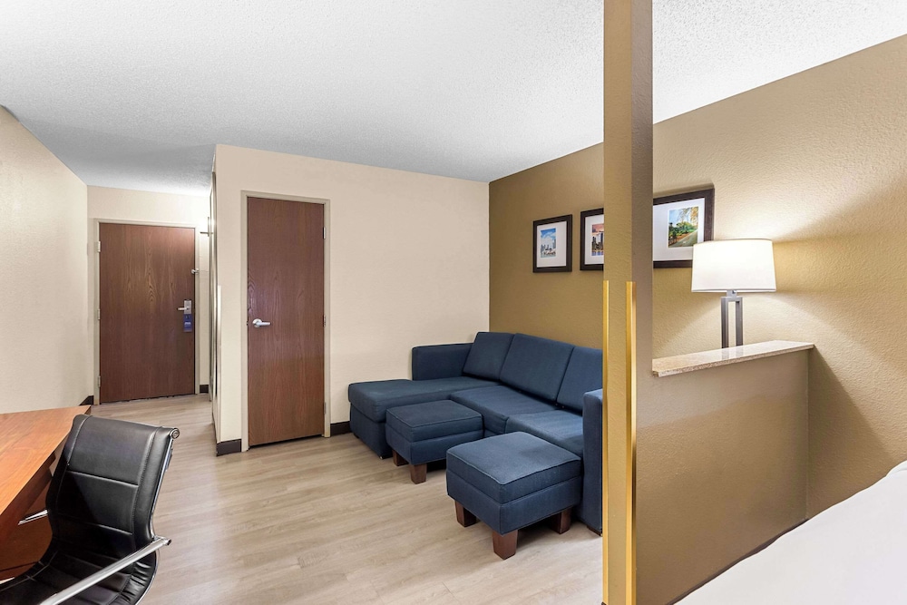 Suite, Multiple Beds - Photo 3