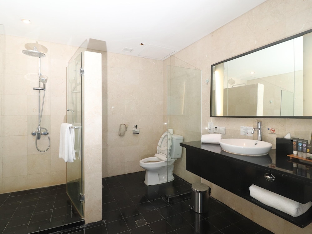Business Suite, 1 King Bed - Photo 1
