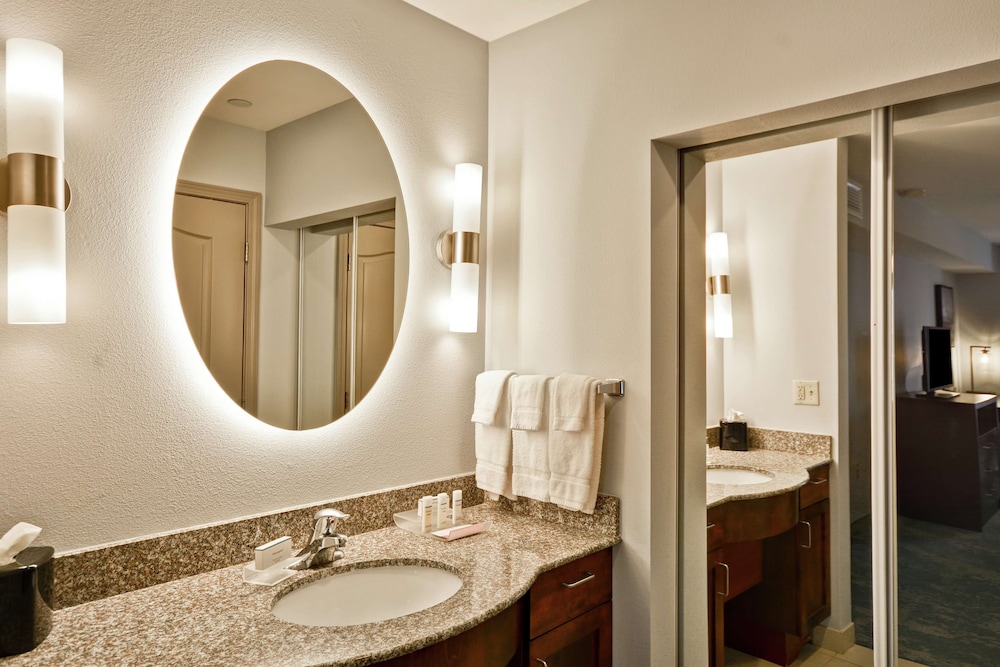 Suite, Accessible, Bathtub (Mobility & Hearing) - Photo 5