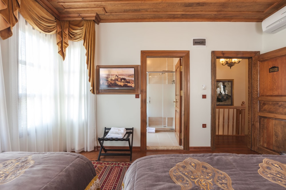 Deluxe Triple Room, City View photo 3