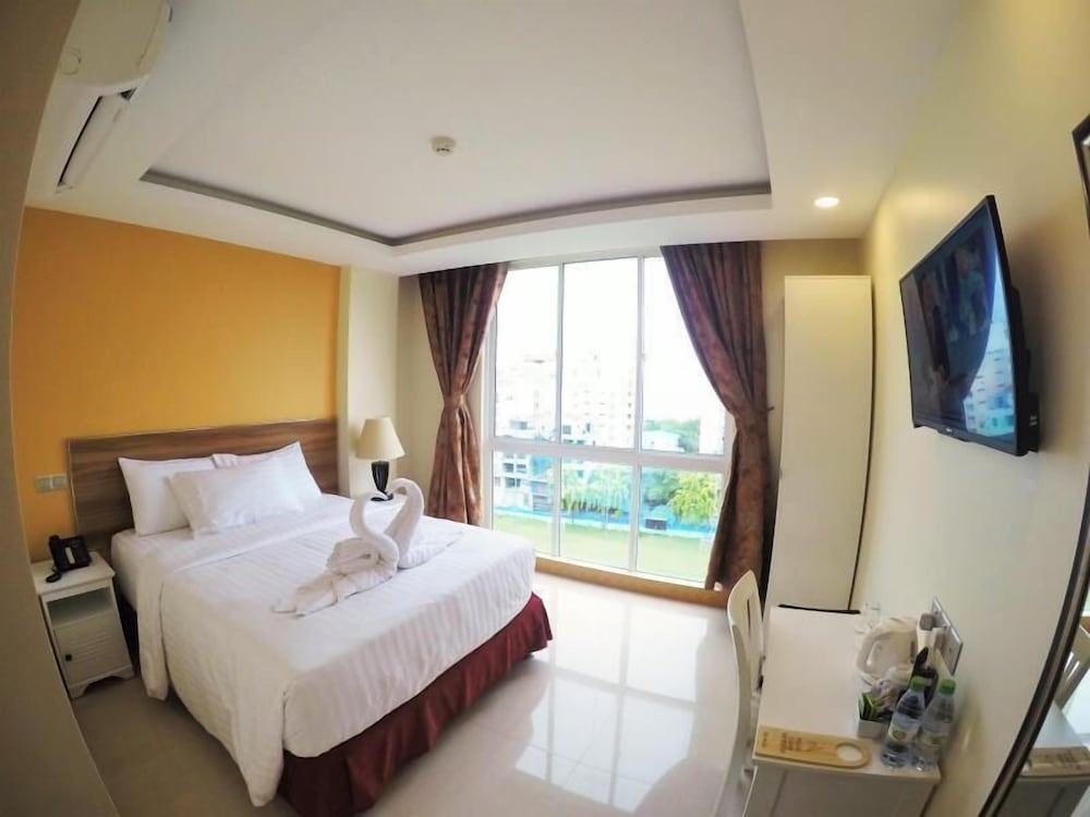 Deluxe Double Room, 1 Queen Bed, Partial Sea View photo 2
