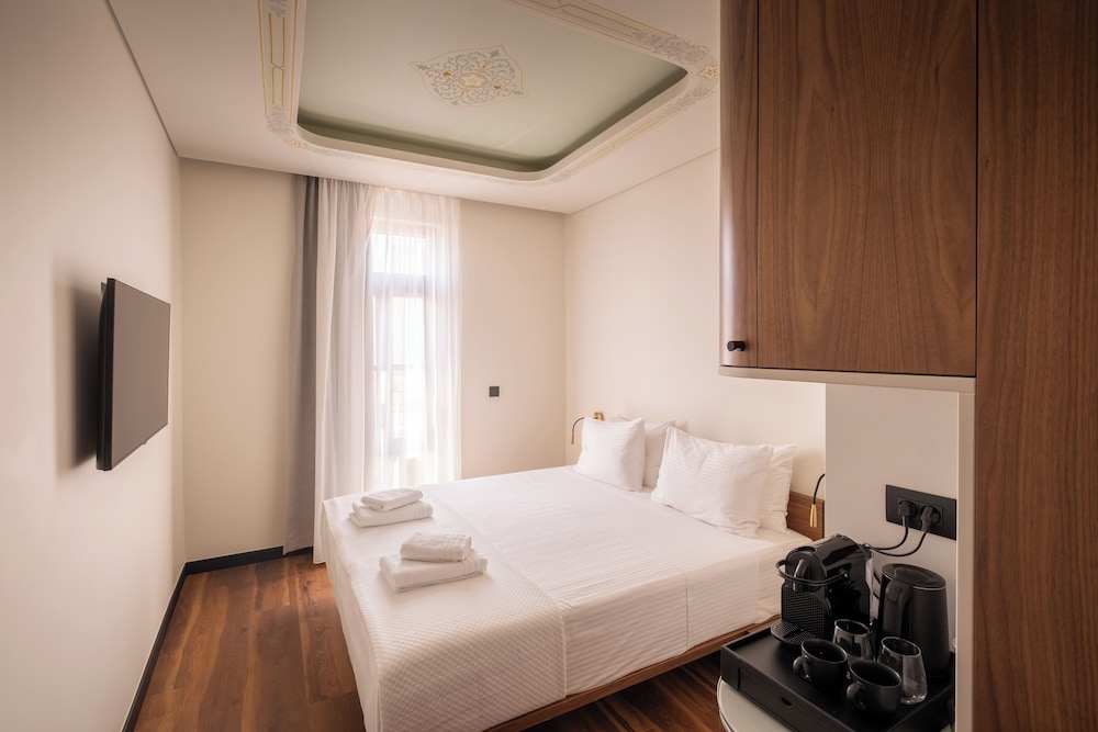 Deluxe Double Room, 1 Queen Bed, Non Smoking, City View