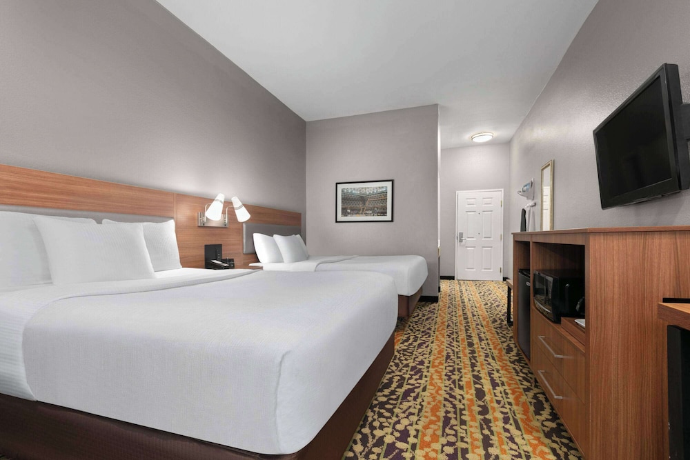 Room, 2 Queen Beds, Non Smoking - Photo 1