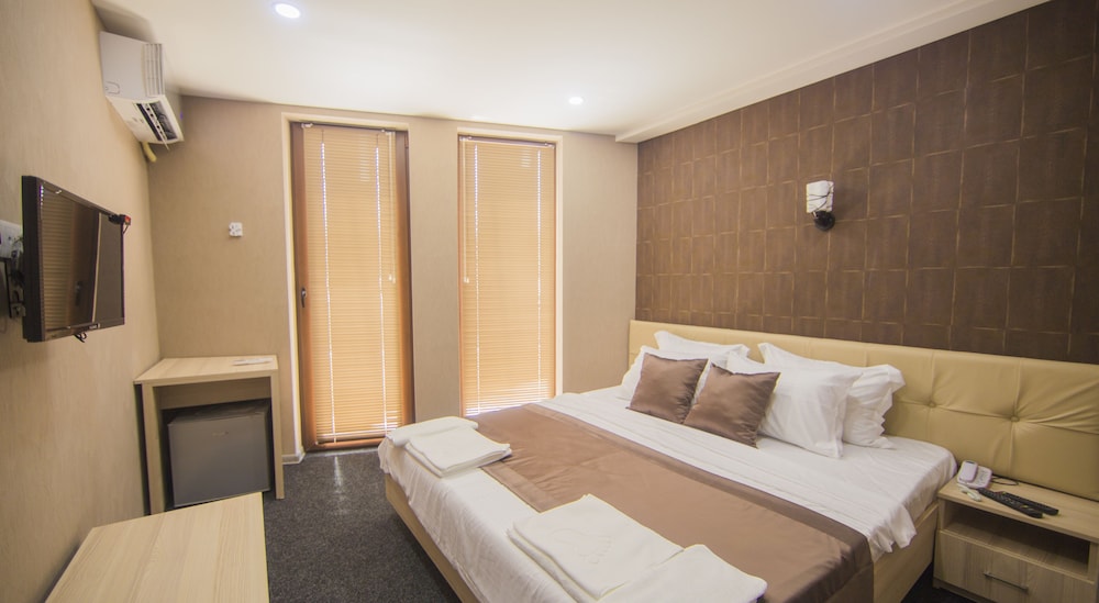 Standard Room, 1 King Bed, Balcony photo 3