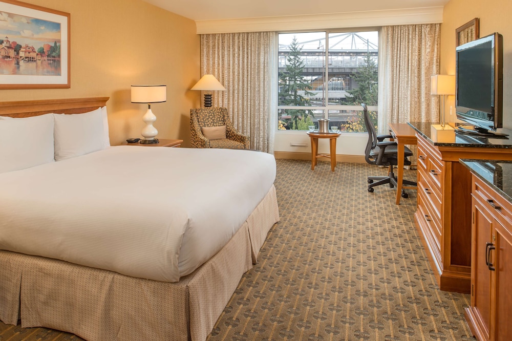 Deluxe Room, 1 King Bed, Courtyard View - Photo 3