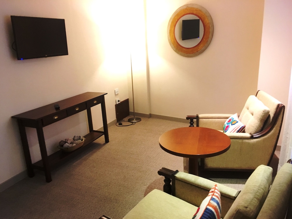 Suite, 1 King Bed, Non Smoking photo 2