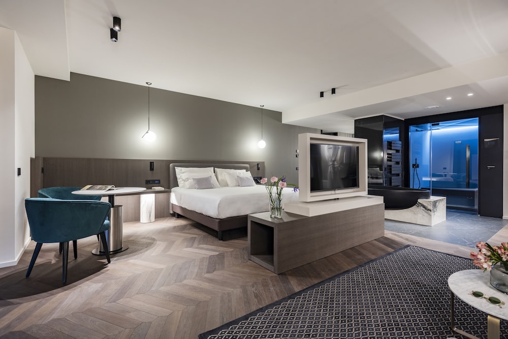 Suite, 1 King Bed, Balcony, Lake View (Argantos)