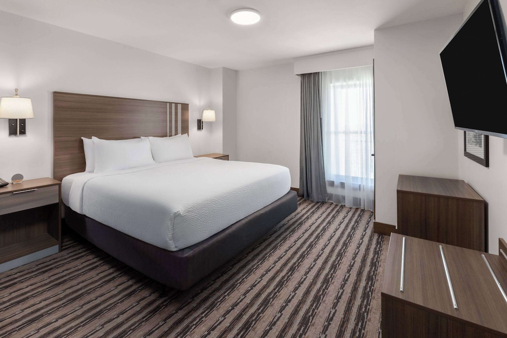 Suite, 1 King Bed with Sofa bed, Mobility Accessible (Lodge, Sunset View, Tub w/ Grab Bars) - Photo 4