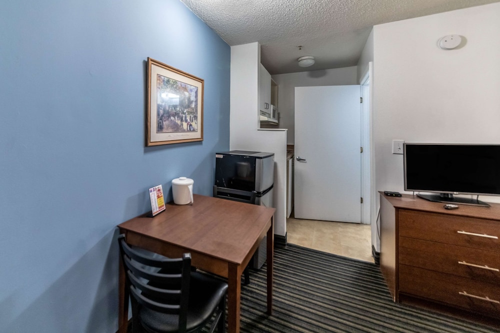 Standard Suite, 1 Queen Bed, Smoking, Kitchenette