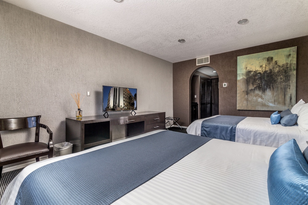 Standard Room, 2 Queen Beds - Photo 2