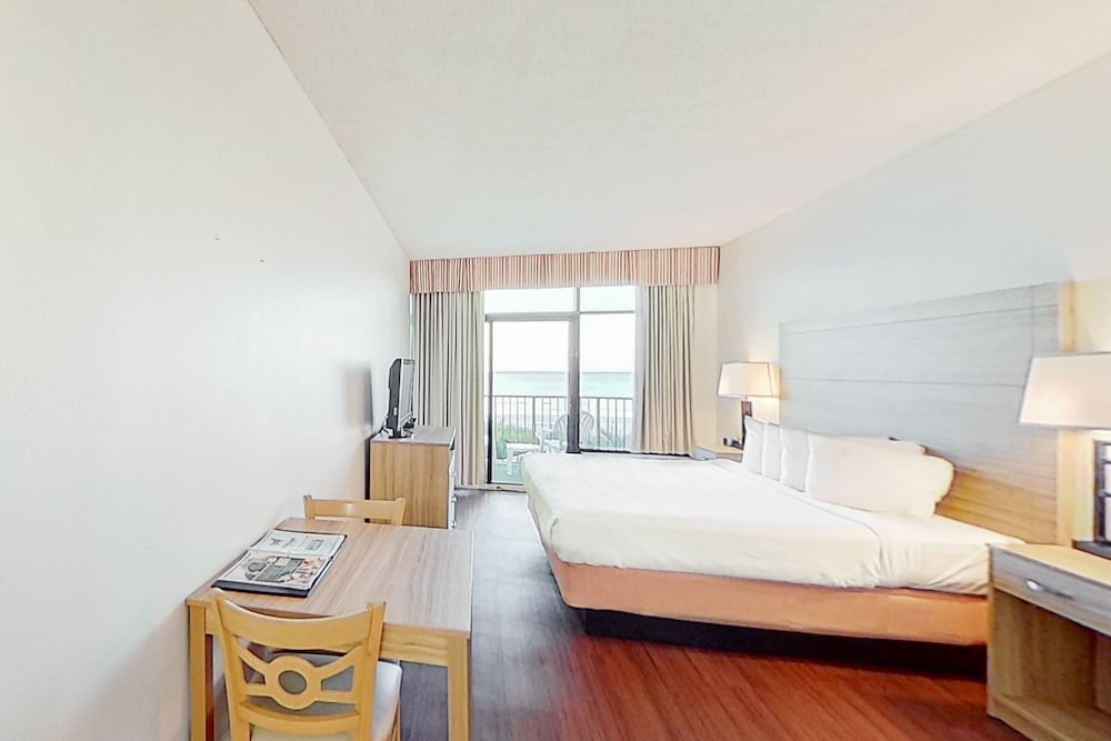 Room (Studio, King Bed, Oceanfront) photo 3