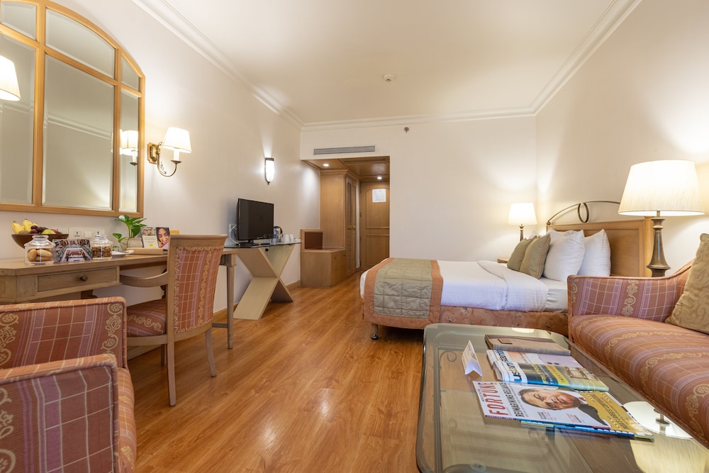 Deluxe Room City View King Bed with Bathtub