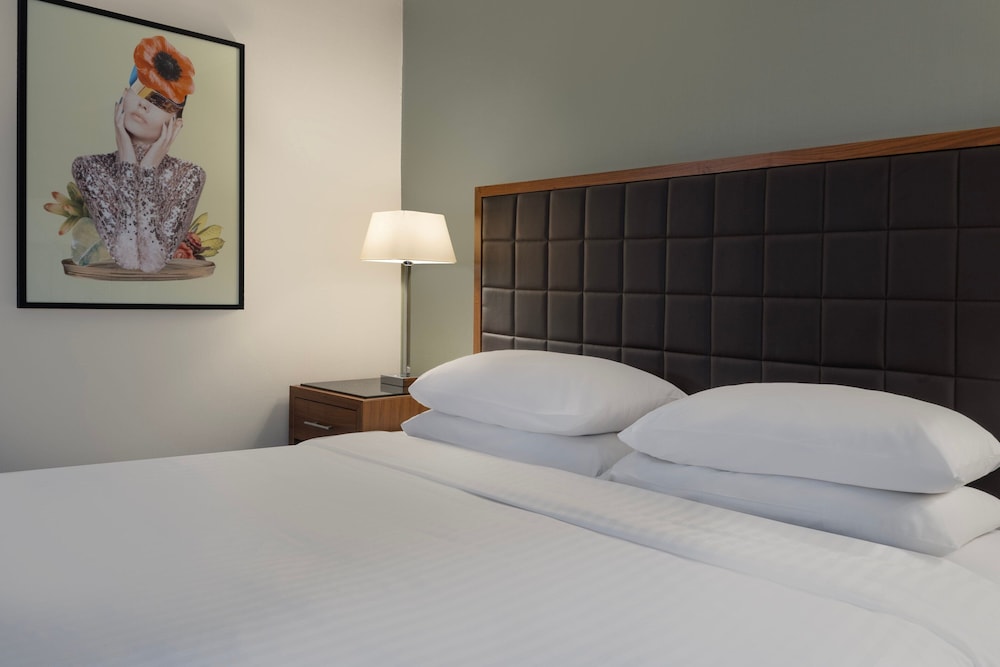 Premium Room, 1 King Bed - Photo 1